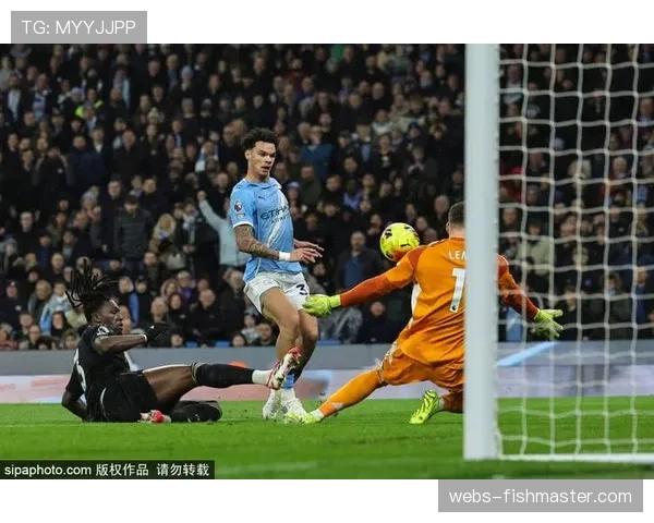 哈兰德传中后做出头球动作，英超官方社交媒体调侃