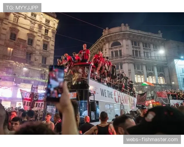 圣西罗瞬间:莱奥长途奔袭六十米破门,米兰球迷看台陷入沸腾 圣西罗瞬间:莱奥长途奔袭六十米破门,米兰球迷看台陷入沸腾